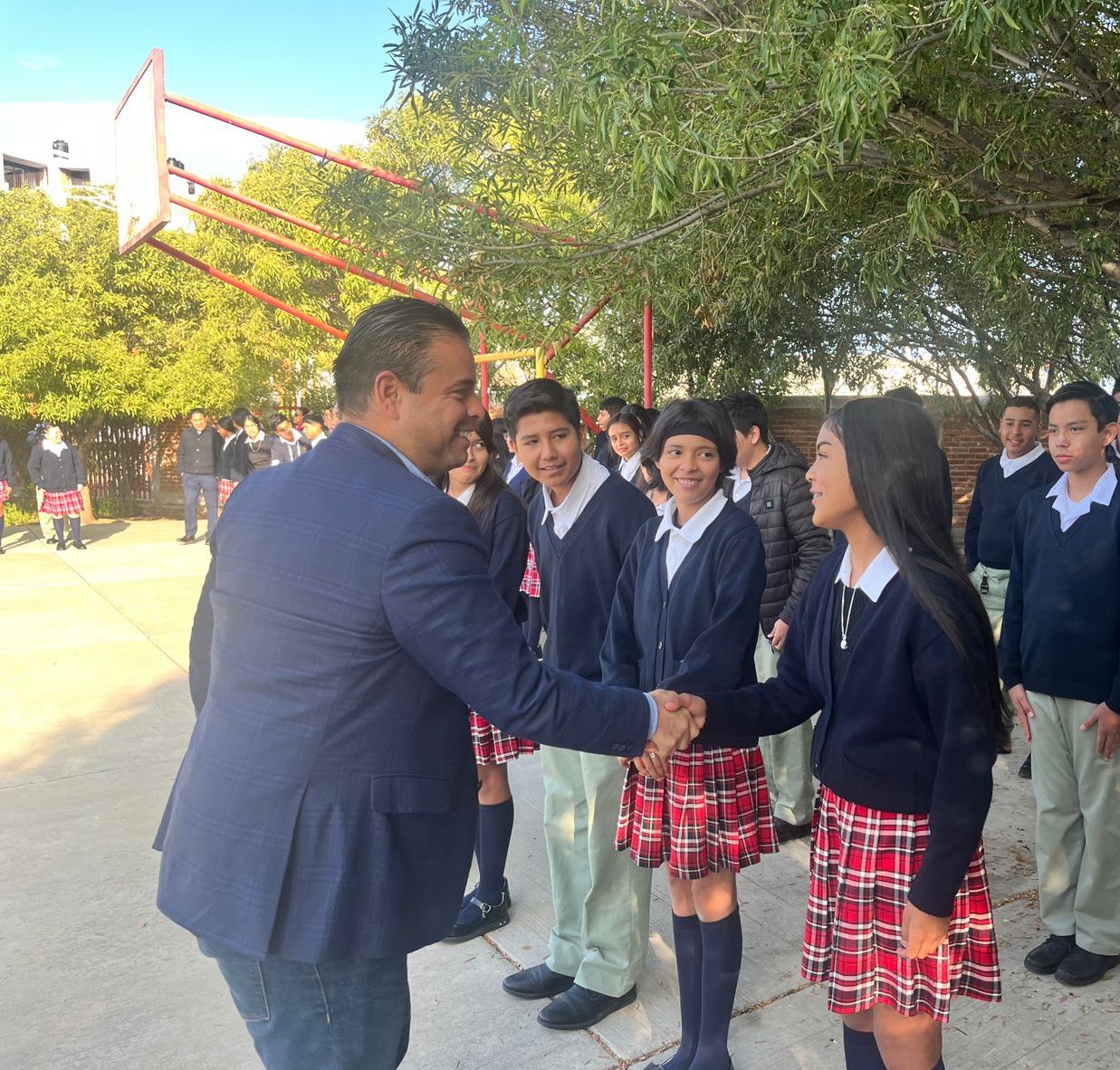 ENCABEZA MIGUEL VARELA A HONORES A LA BANDERA EN TELESECUNDARIA “FRANCISCO GONZÁLEZ BOCANEGRA