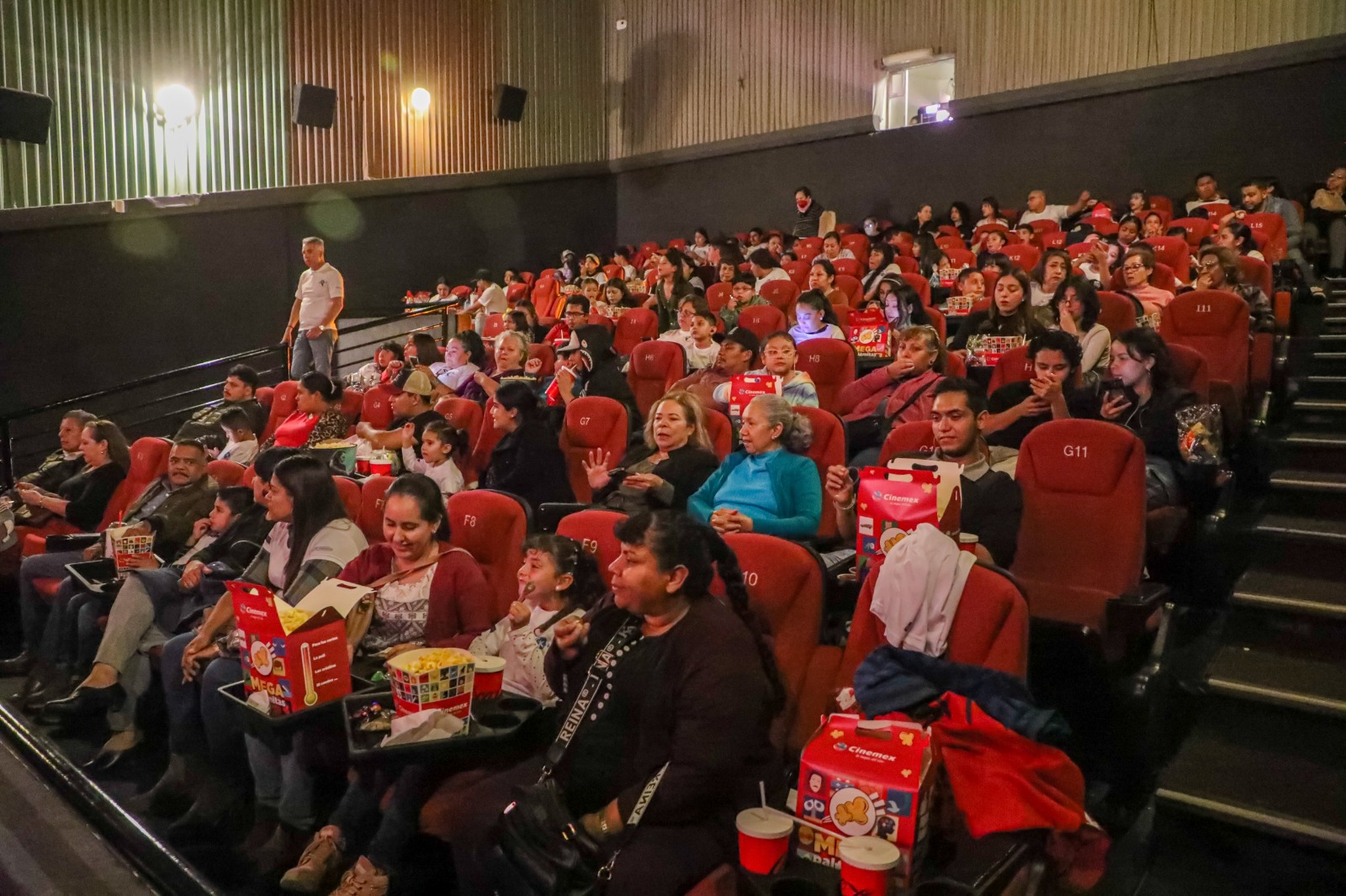 Gobierno de Zacatecas y Fundación CyK México Escucha ofrecen función de cine en beneficio de niños con discapacidad auditiva