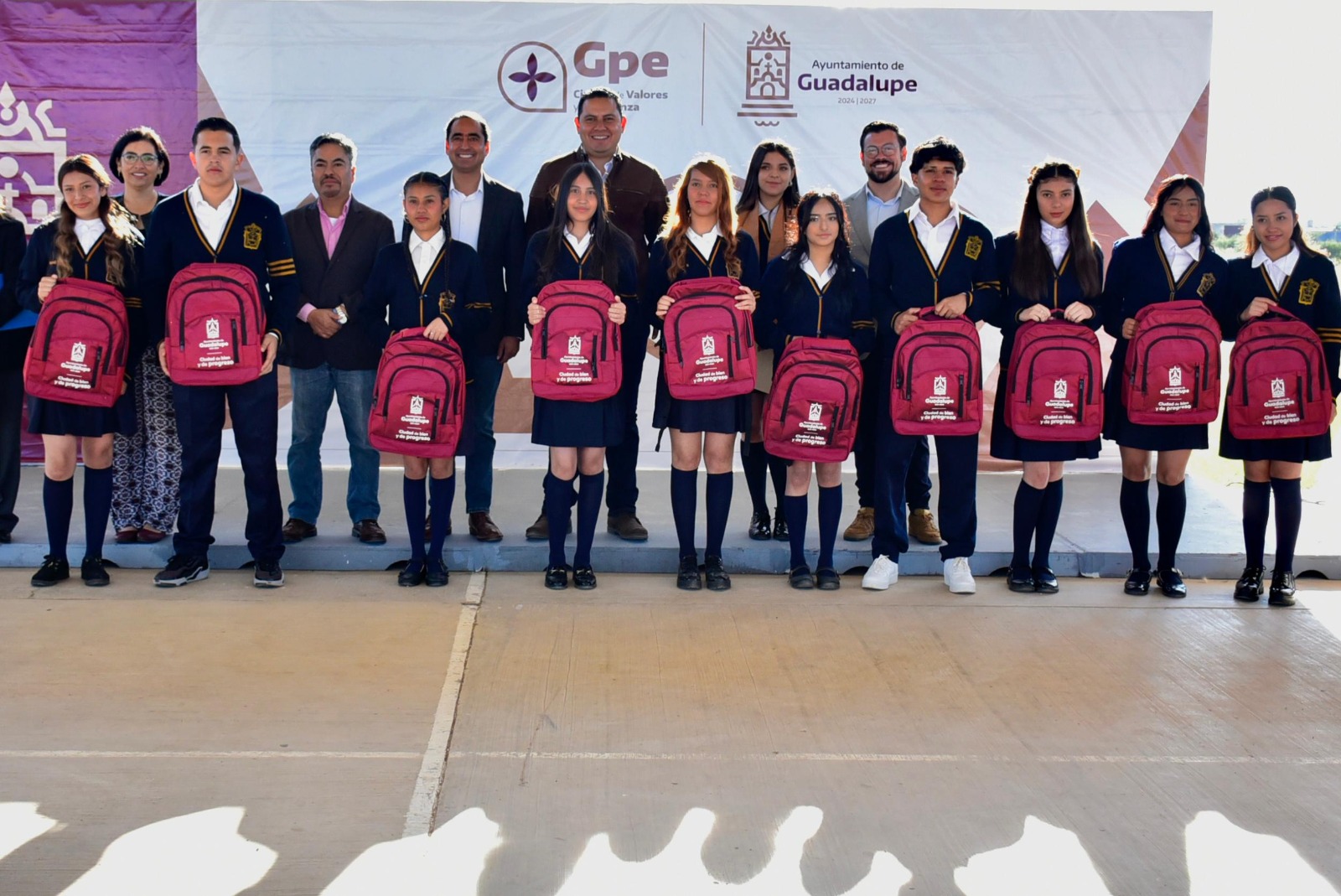 Con entrega de Mochilas Se benefician estudiantes de la Comunidad de Tacoaleche