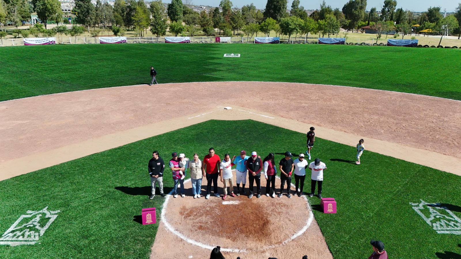 Vamos a seguir apoyando, sin precedentes, al deporte en Guadalupe”Pepe Saldívar durante entrega de las obras de rehabilitación de Cancha de Softbol 