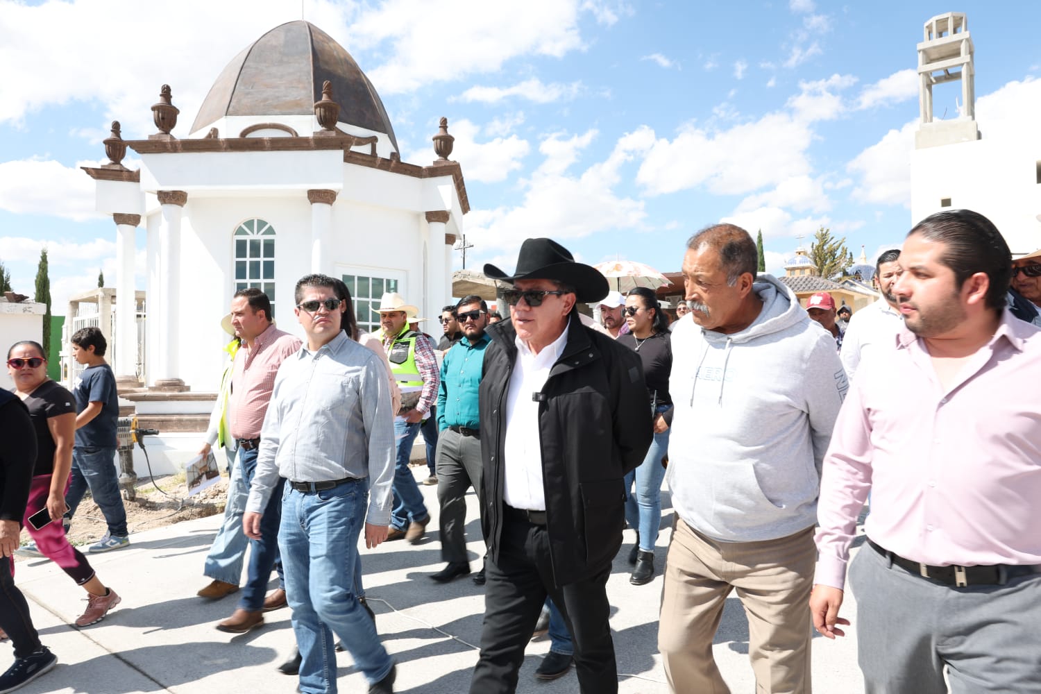 Supervisa Gobernador David Monreal Ávila construcción de gimnasio de alto nivel y de panteón en Plateros, Fresnillo