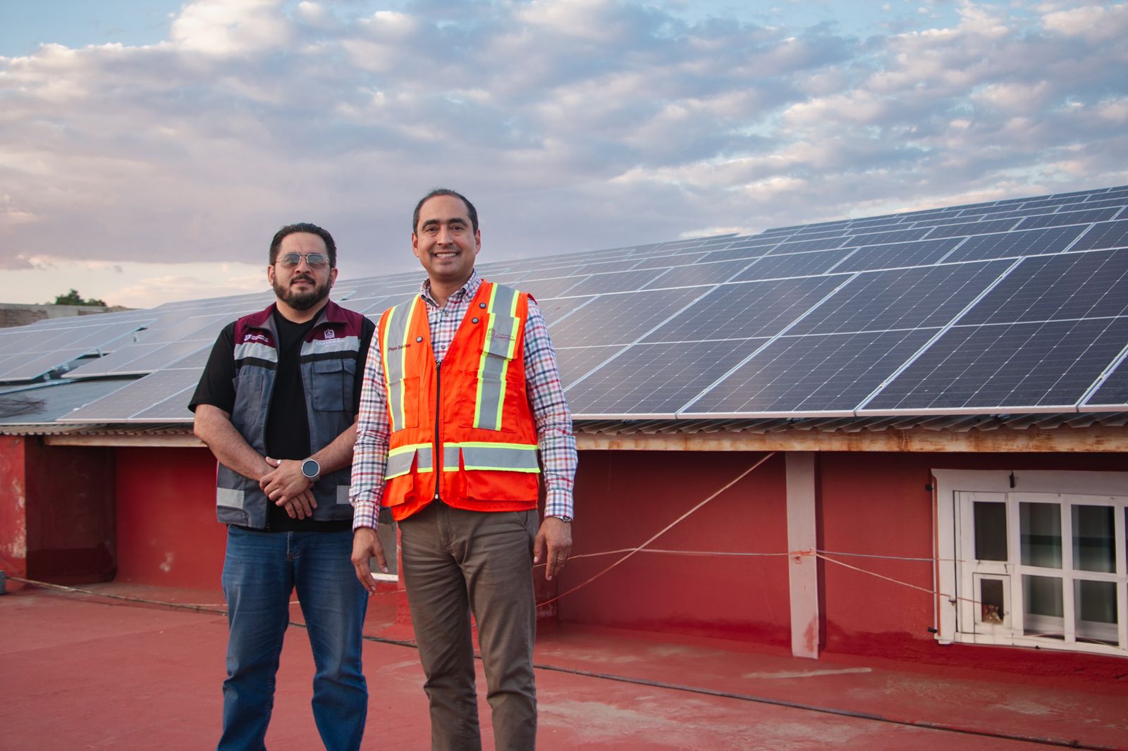 Supervisa Pepe Saldívar instalación de sistema de generación de energía solar en la Presidencia Municipal