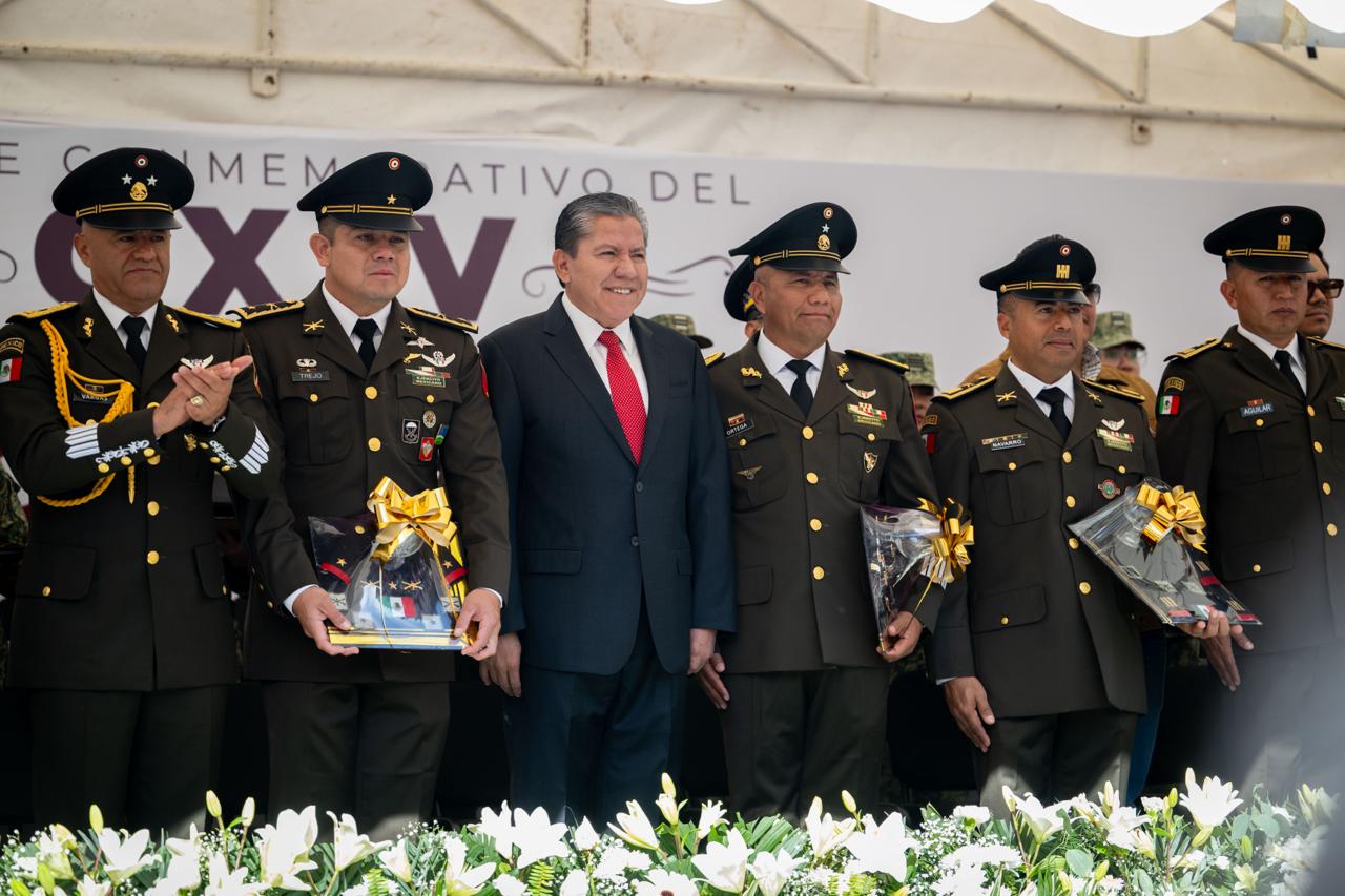 Encabeza Gobernador David Monreal ceremonia de imposición de insignias jerárquicas militares