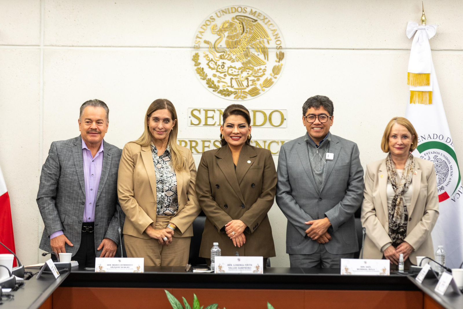 Inaugura Parlamento juvenil Somos México Joven y les pide que nunca pierdan sus sueños.