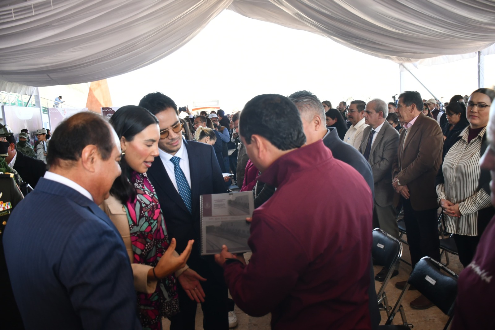 Entrega Pepe Saldívar carpeta de proyectos A la Secretaria de Turismo Federal, Josefina Rodríguez