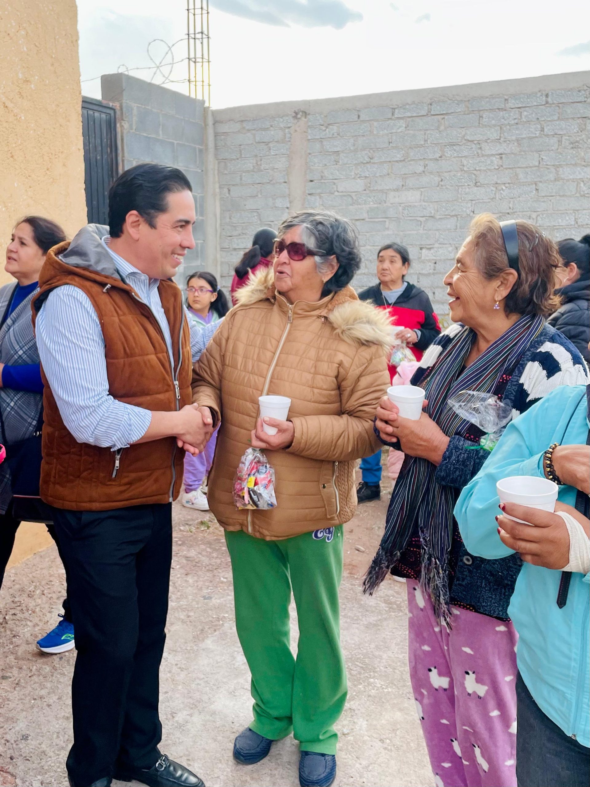 REGIDOR DAVID GARCÍA LIRA DE MC BRINDA APOYO A MADRES SOLTERAS Y ADULTOS MAYORES ANTE BAJAS TEMPERATURAS EN ZACATECAS