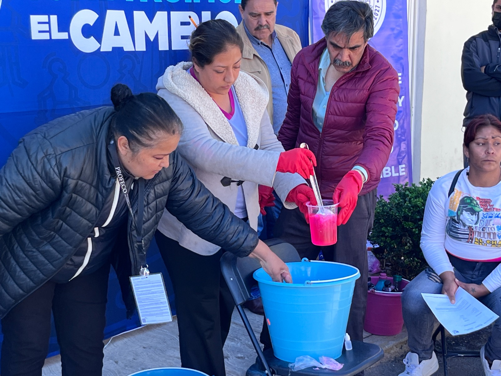 CAPACITAN A VECINAS DE LA COLONIA EUROPA EN LA ELABORACIÓN DE PRODUCTOS DE LIMPIEZA