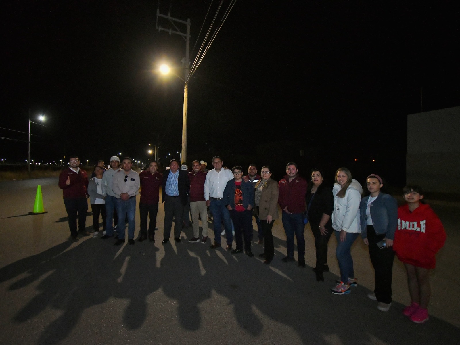 En la carretera a la comunidad de La ZacatecanaEntrega Pepe Saldívar segunda etapa de alumbrado público