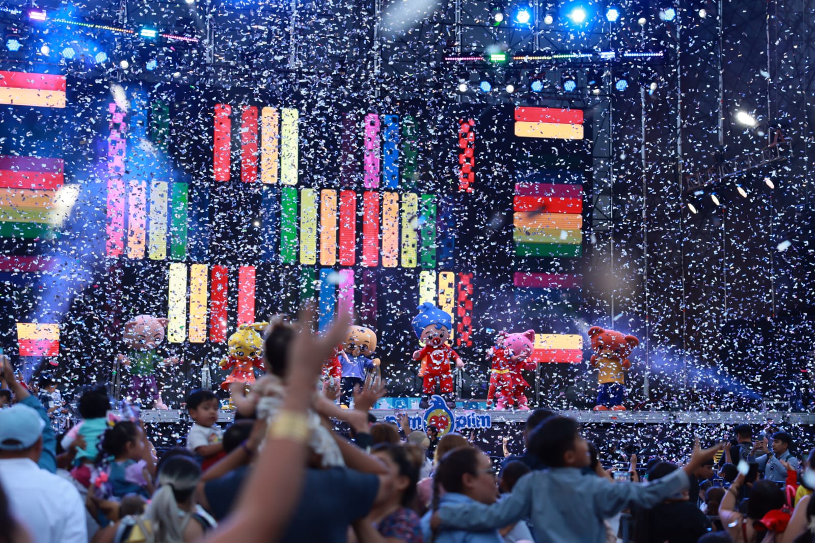 Niñas y Niños desbordan alegría en la presentación del Payaso Plim Plim y Sus Amigos