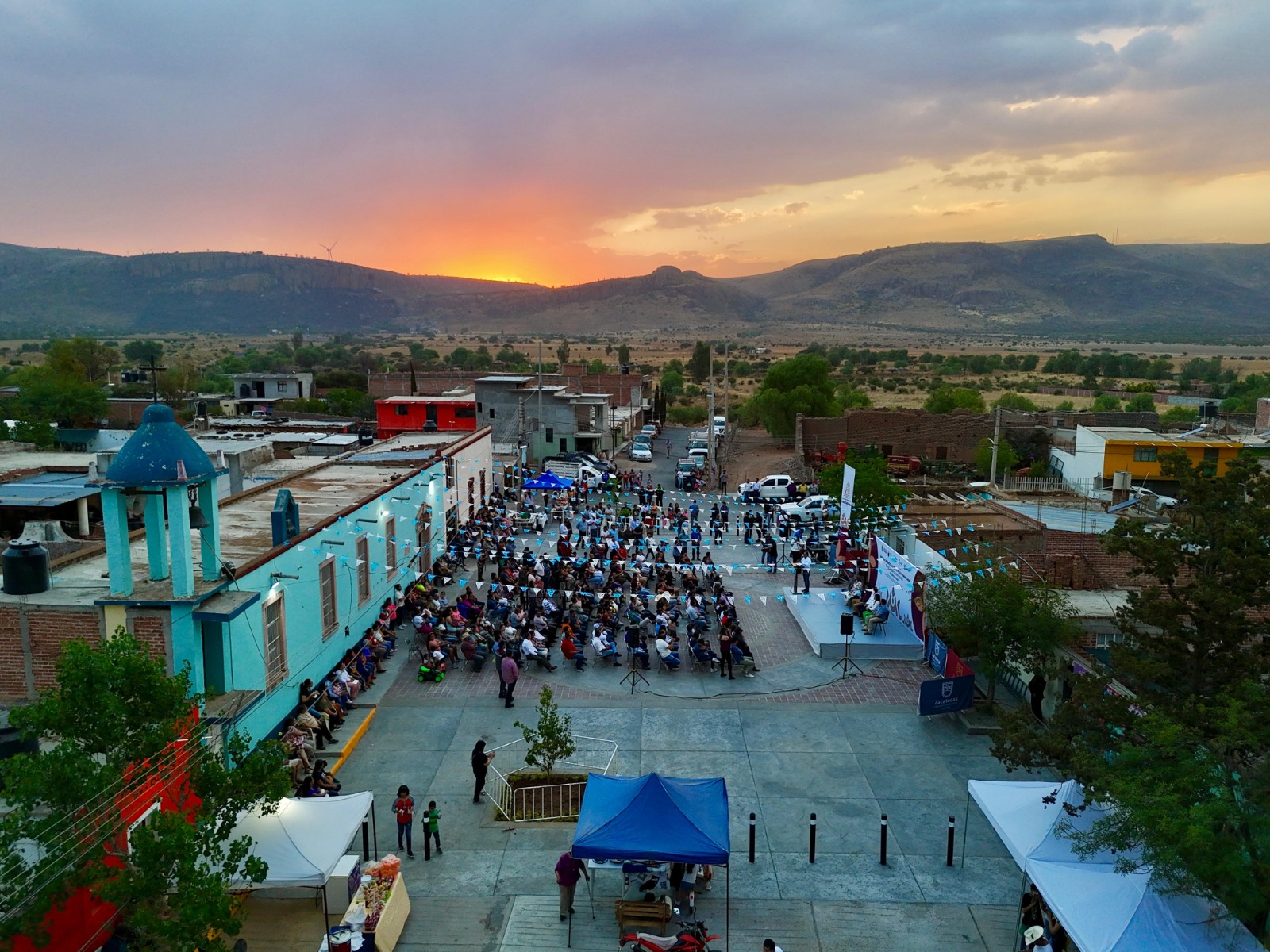 Entrega Pepe Saldívar construcción de plaza cívica comunitaria en San Ramón