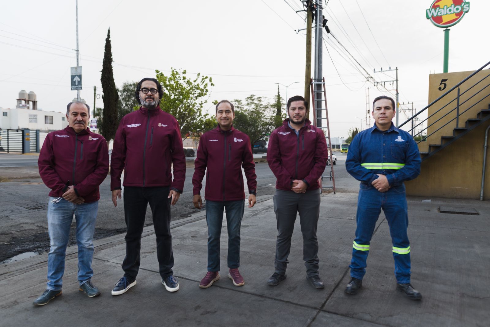 Supervisa Pepe Saldívar retiro de publicidad y limpieza en camellón central de la colonia Villas de Guadalupe