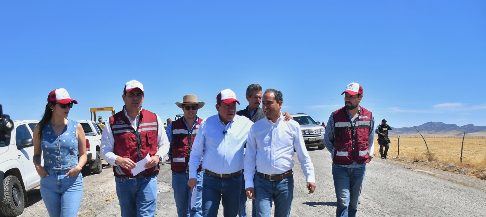 David Monreal ÁvilaY Pepe Saldívar supervisan la obra de rehabilitación de la carretera a Viboritas