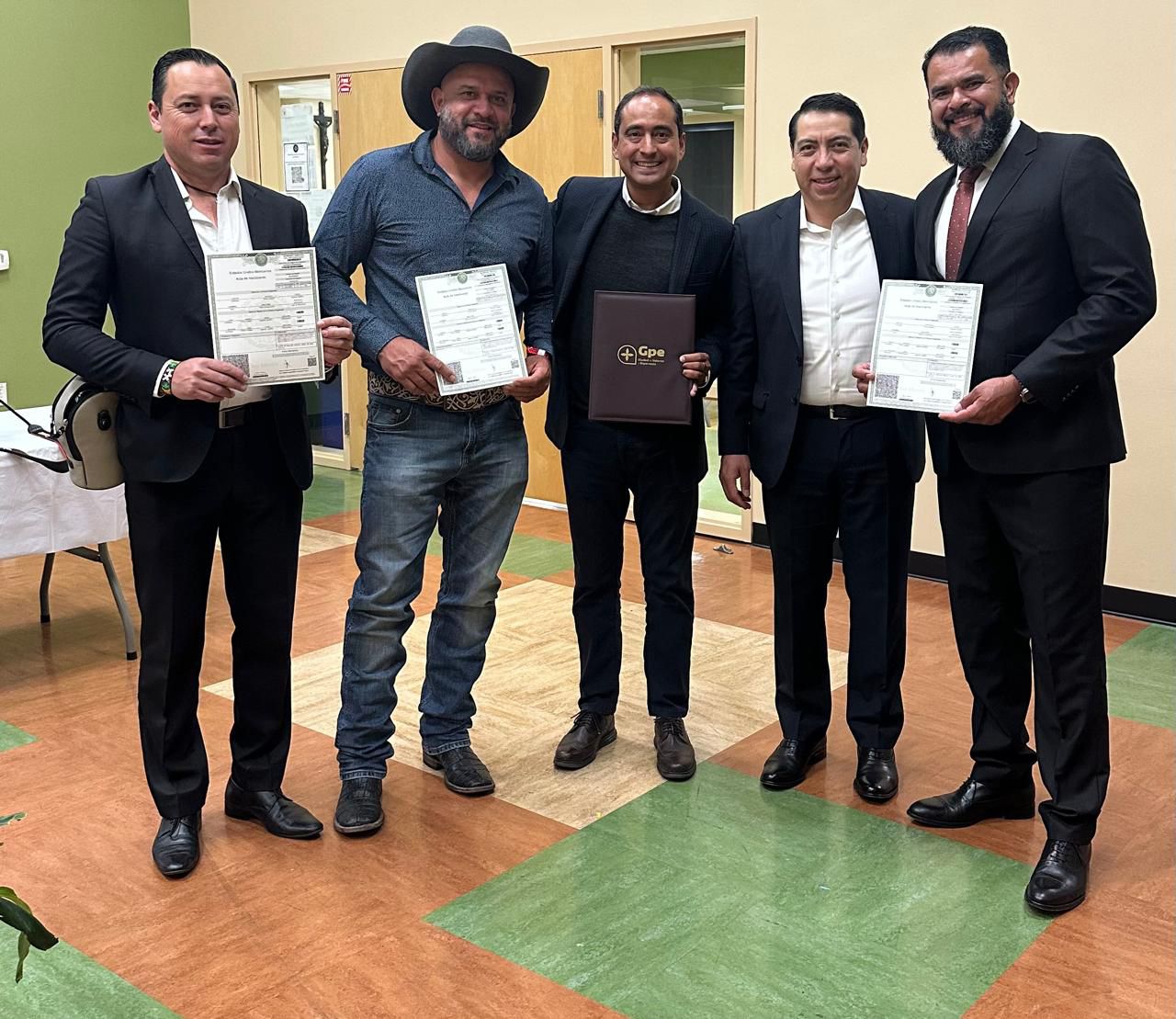 Entrega Pepe Saldívar documentos de identidad a migrantes en California, EUA