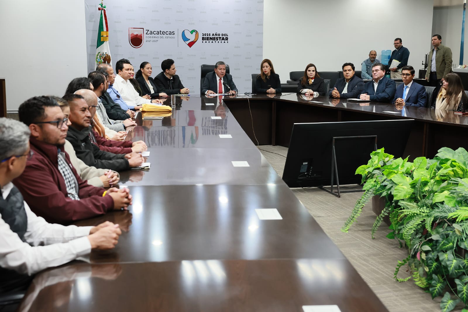 Anuncia Gobernador David Monreal Ávila aumento salarial a trabajadores de la administración estatal▪️