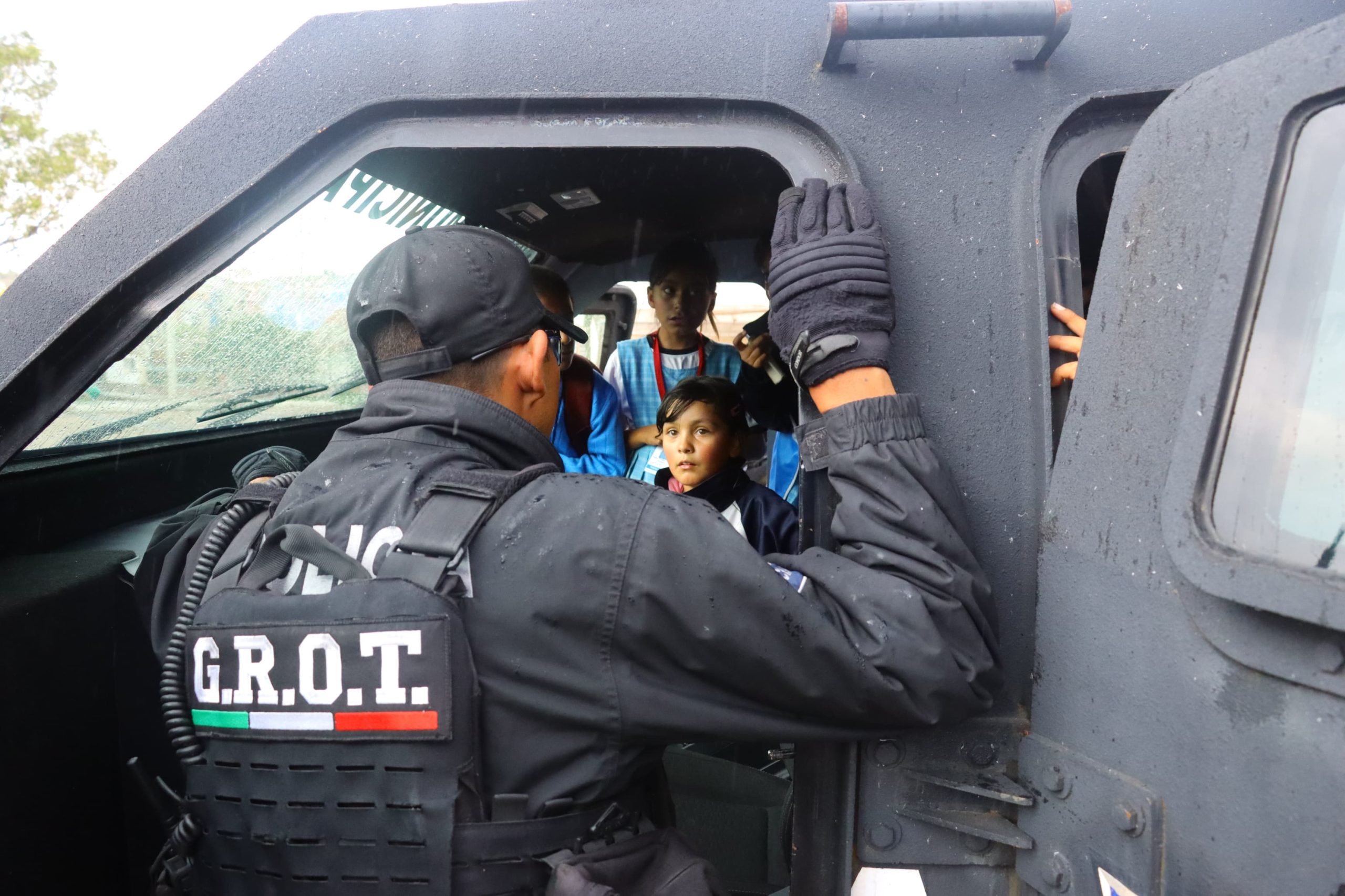 Disfrutan niños y niñas de la Alma Obrera convivencia con policías