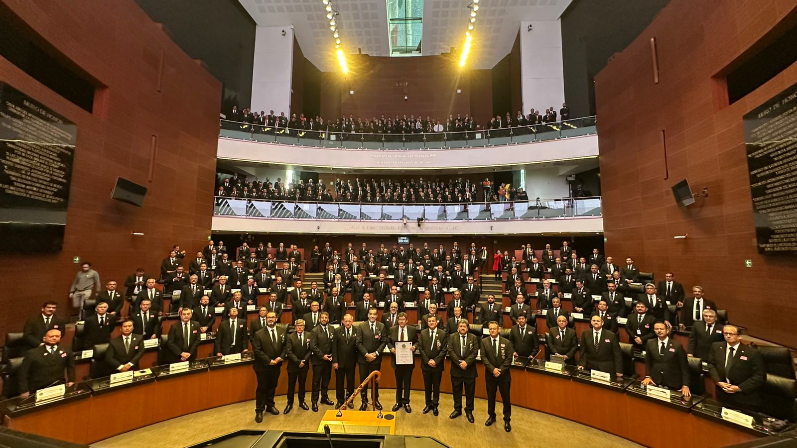 Mil masones Llegan al senado de la repúblicaa invitación de Saúl Monreal