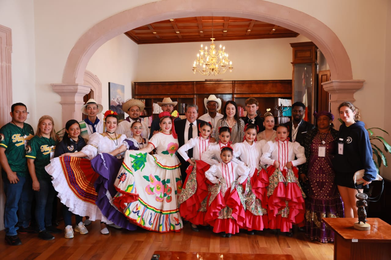 Recibe Gobernador David Monreal a participantes del Festival Zacatecas del Folclor; reconocen que es el mejor de México