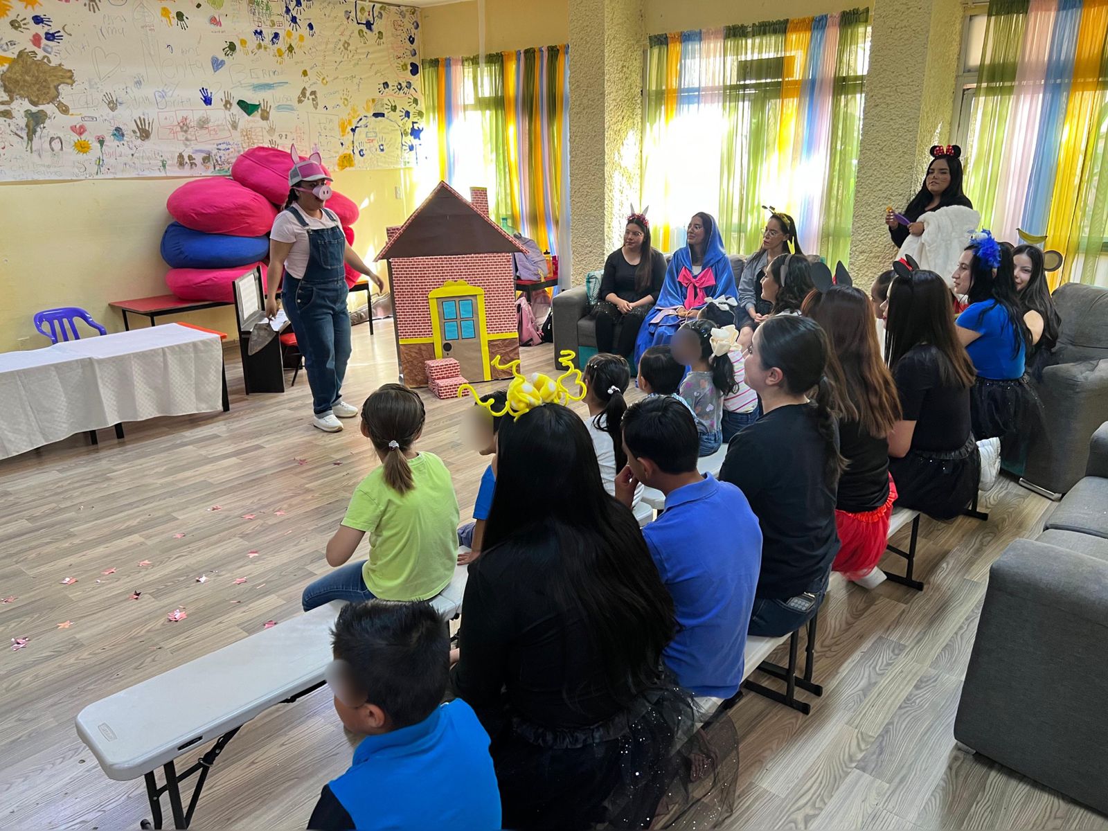 Comparten estudiantes de la Universidad Sierra Madre momentos de risa y teatro en Casa Cuna «Plácido Domingo»