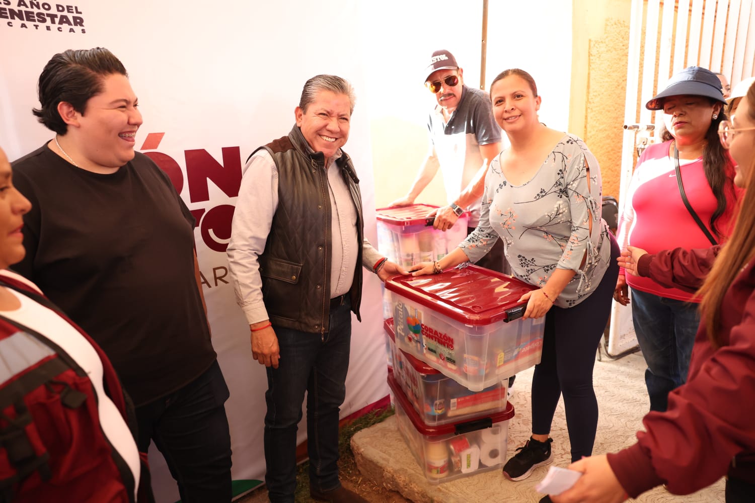 Entrega Gobernador David Monreal&nbsp; 1 mil 200 despensas a familias de Plateros