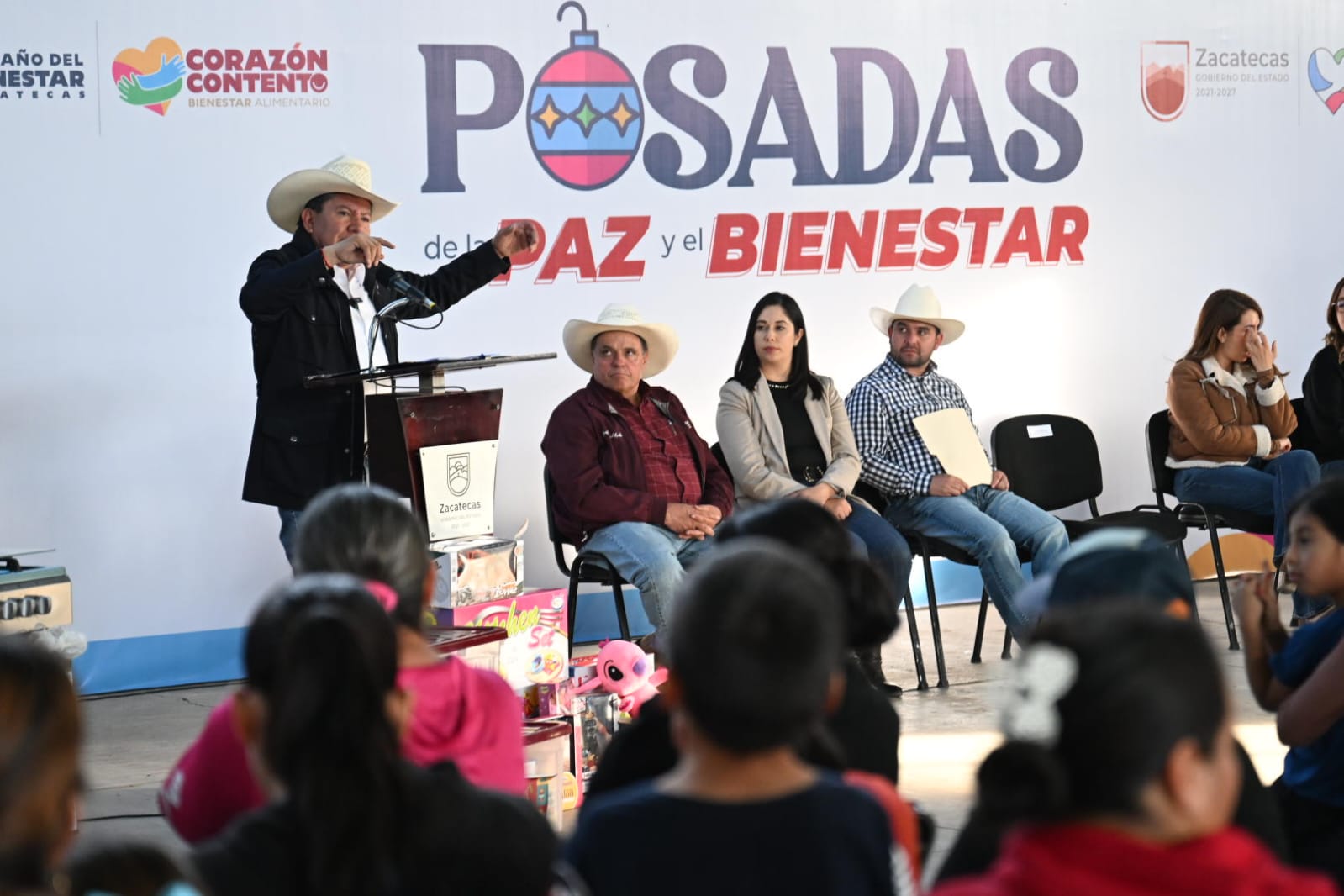 Adelanta Gobernador David Monreal posadas navideñas y entrega apoyos integrales en Florencia de Benito Juárez