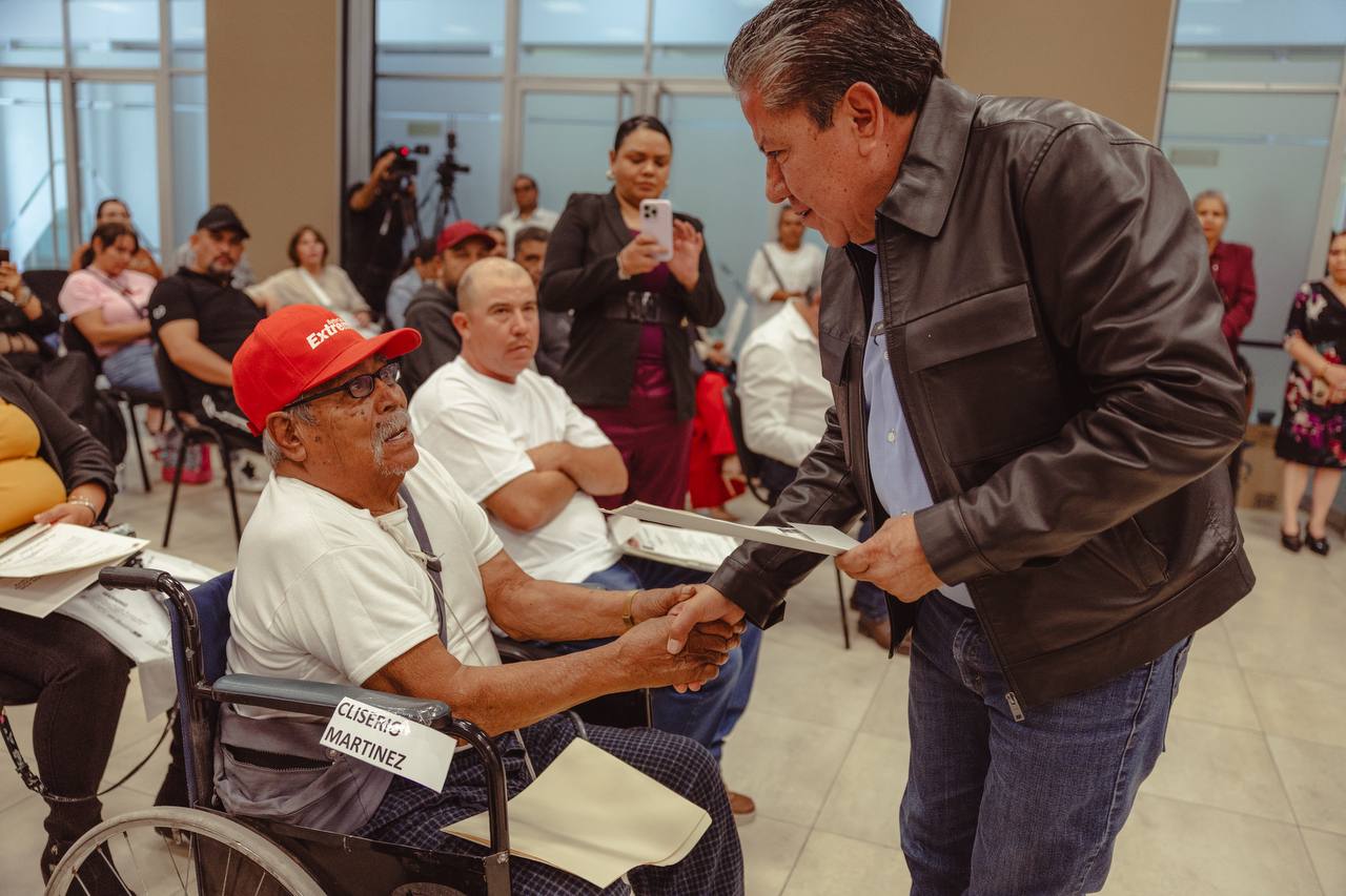 Cierra Gobernador David Monreal pendiente histórico con la regularización de 301 unidades de transporte público