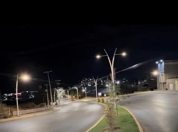 Miguel Varela: municipio repara alumbrado en avenida que corresponde al Estado