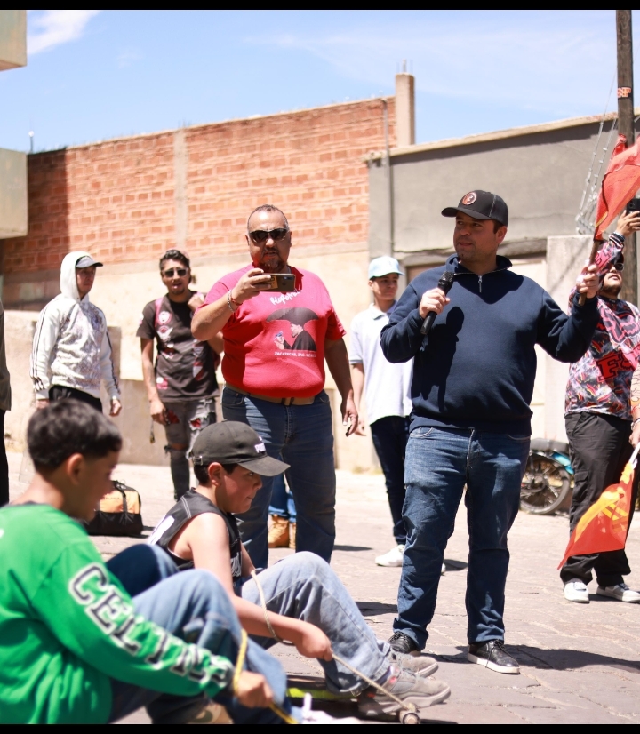 El alcalde Miguel Varela encabeza la tradicional carrera de carretas y refuerza el vínculo ciudadano