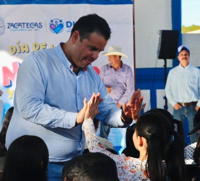 Con juguetes y dulces celebra Miguel Varela a la niñez de las comunidades