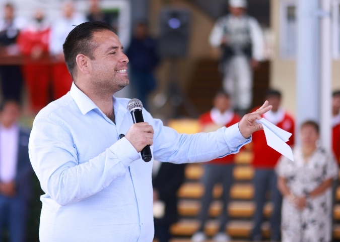 Después de cinco administraciones, Miguel Varela cumple y entrega domo escolar en el CBTis 23