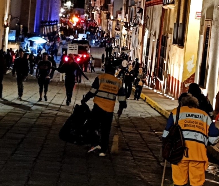Intensifica Miguel Varela cuadrillas de barrido manual en el Centro Histórico durante el Festival Cultural
