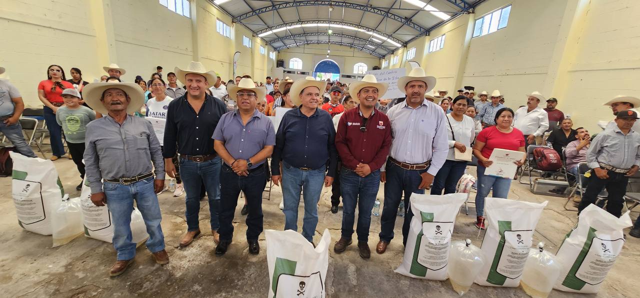 Impulsa Gobernador David Monreal la producción agropecuaria con entrega de semilla de avena y especies menores en Genaro Codina