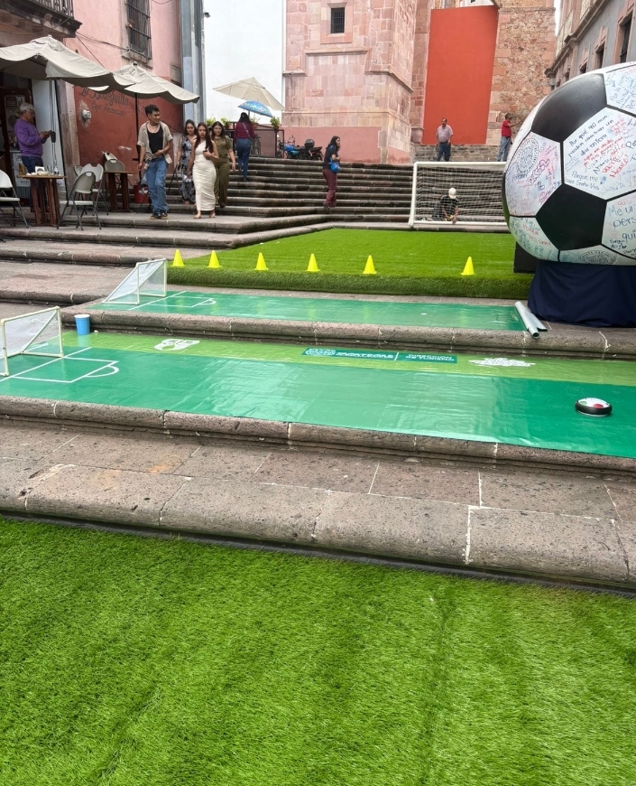 La pasión por el fútbol une a ciudadanía y empresarios en la Plazuela de la Caja