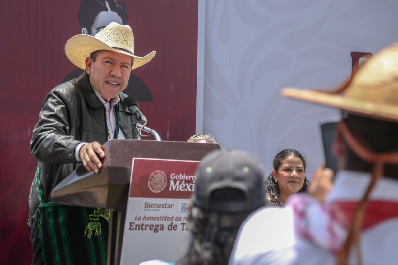 Entrega Gobernador David Monreal apoyos para infraestructura a zacatecanos tepehuanos en Valparaíso