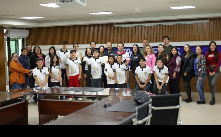 Miguel Varela entrega apoyos a estudiantes que representarán a México en olimpiadas internacionales de matemáticas