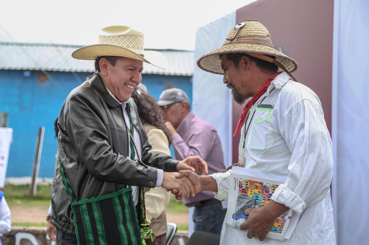 Entrega Gobernador David Monreal apoyos para infraestructura a zacatecanos tepehuanos en Valparaíso