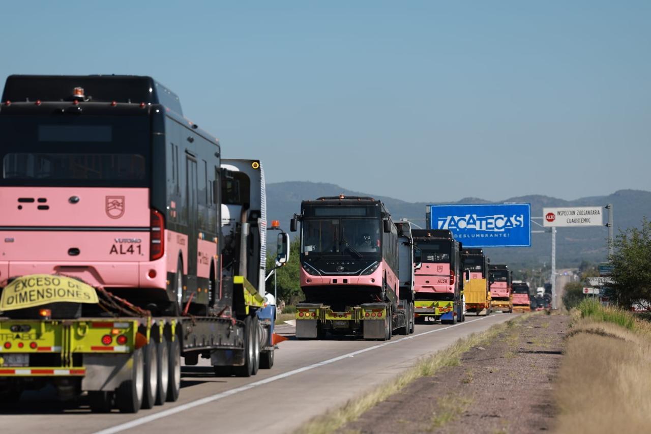 Gobernador David Monreal moderniza transporte público de Zacatecas; arriban primeras unidades del Platabús