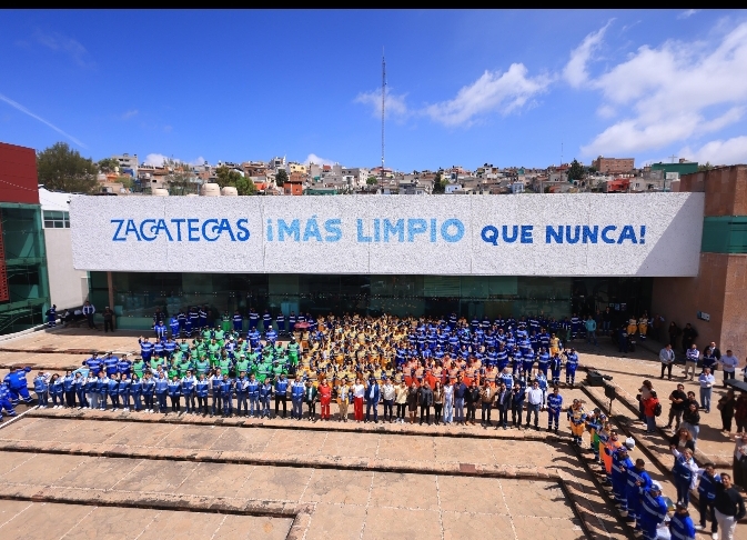 Entrega Miguel Varela uniformes al personal de Servicios Públicos