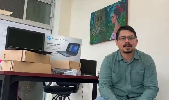Reafirma Medio Ambiente compromiso con la educación mediante gestión de equipo tecnológico