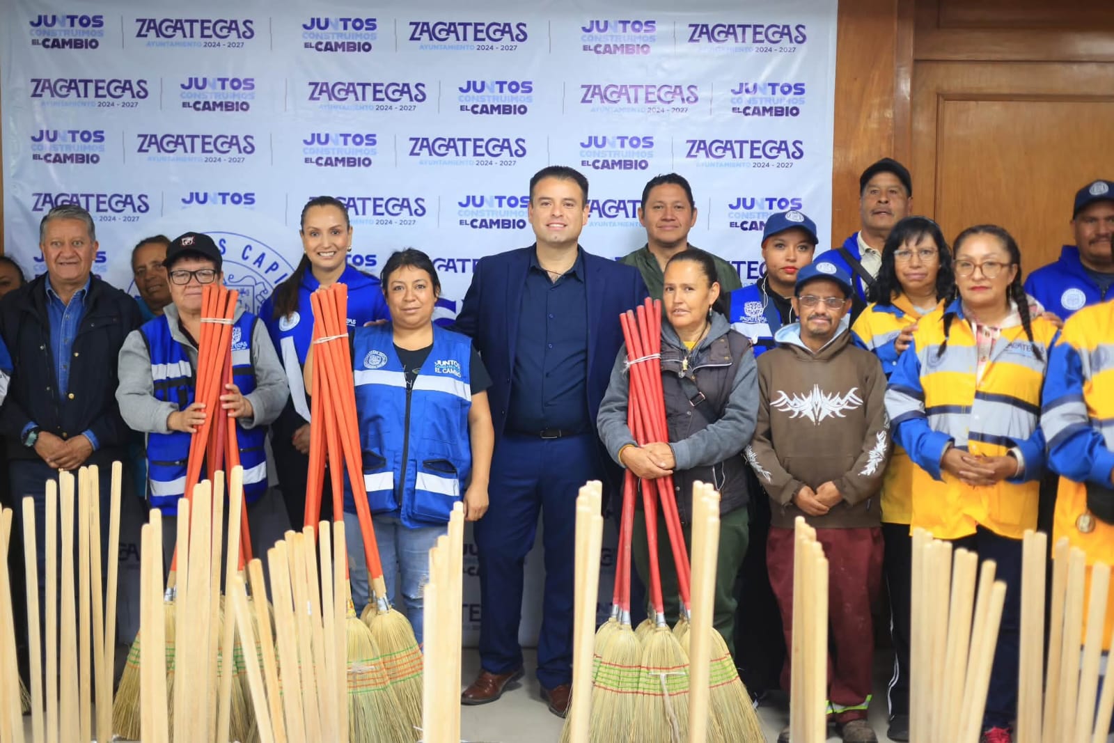 Miguel Varela entrega material a las “hormiguitas” para fortalecer la limpieza de la capital