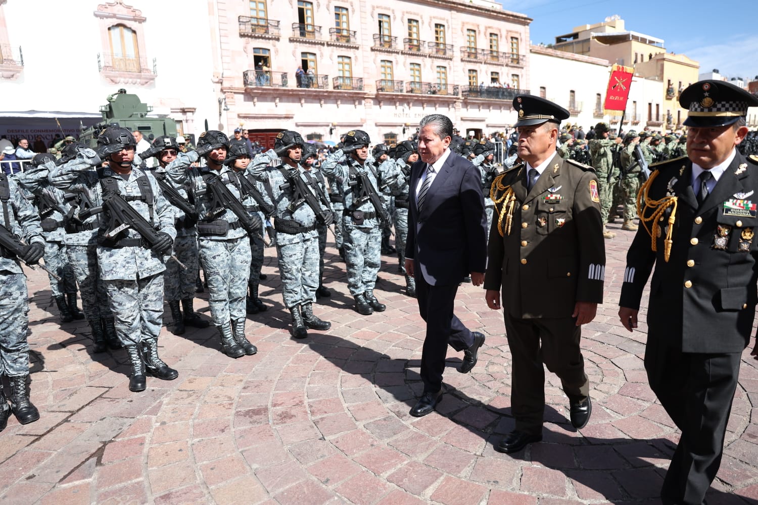 Preside Gobernador David Monreal desfile cívico-militar por el 216 aniversario de la Independencia de México