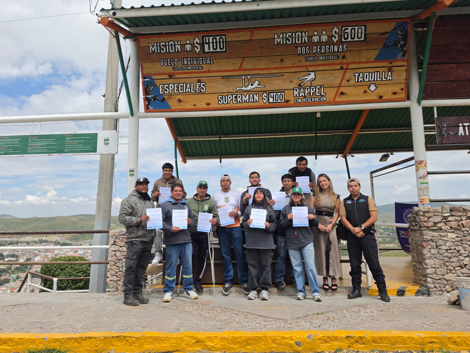 Capacitan en primeros auxilios al equipo de tirolesa zacatecas
