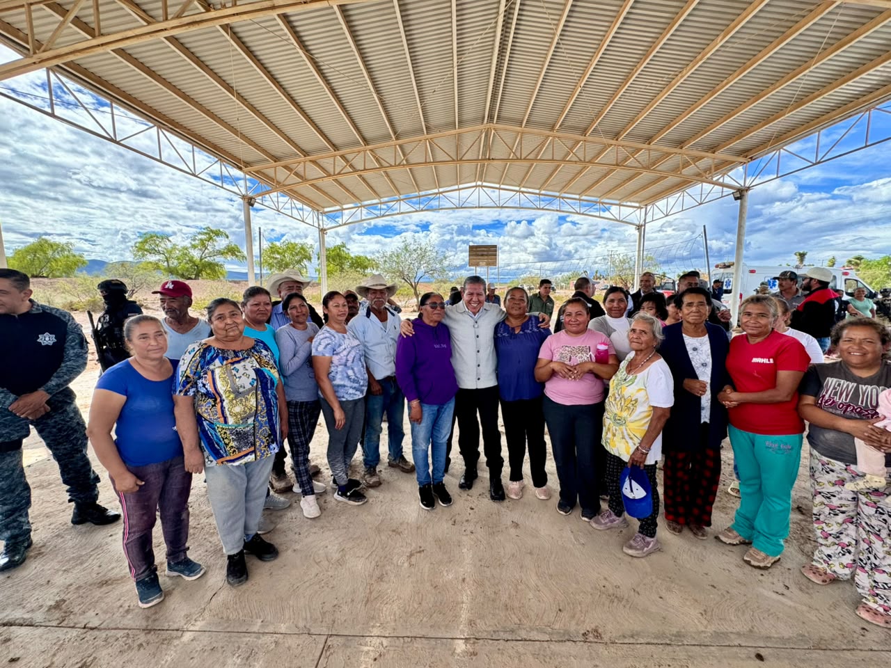 Atiende Gobernador David Monreal a familias afectadas por inundaciones en Mazapil