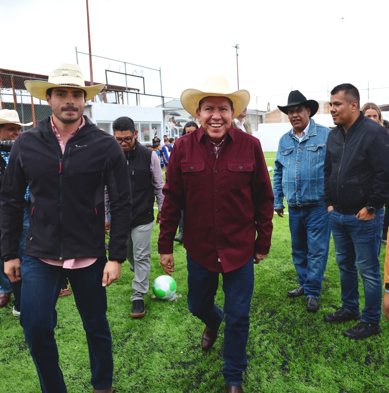 Inaugura Gobernador David Monreal cancha de futbol rápido con nuevo empastado en Sombrerete
